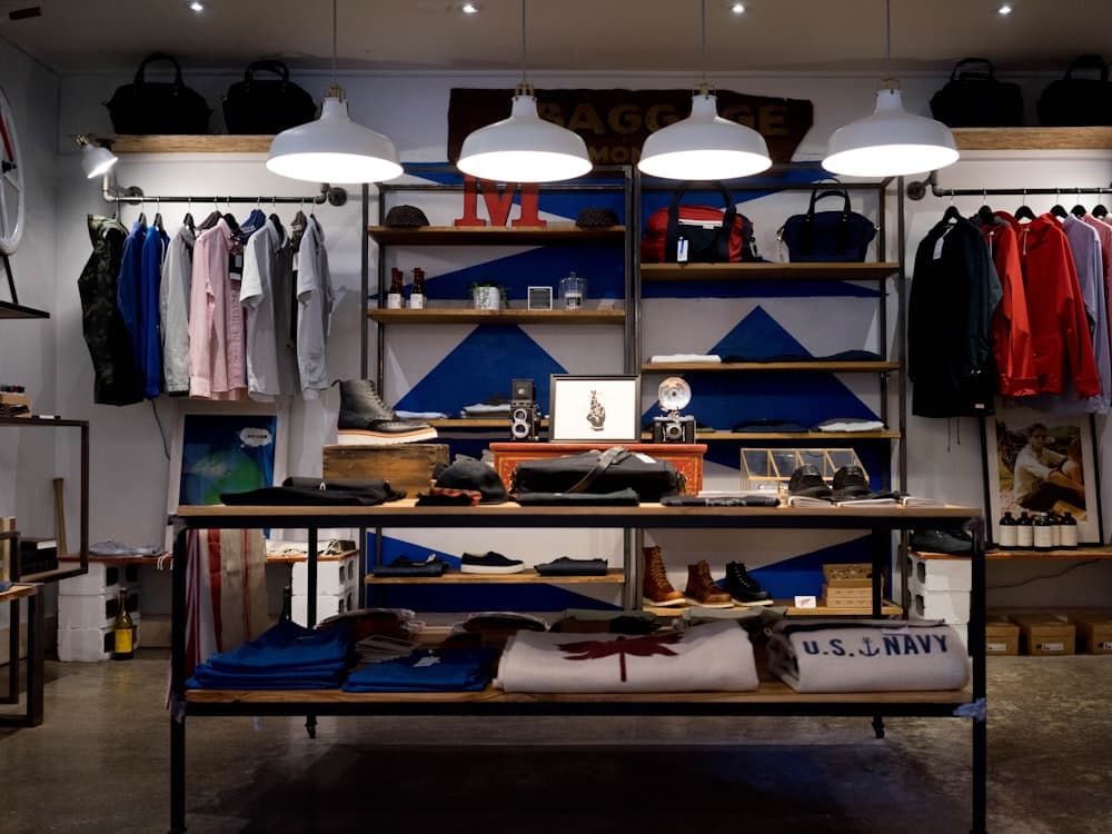 Interior de una tienda con productos exhibidos en estantes.